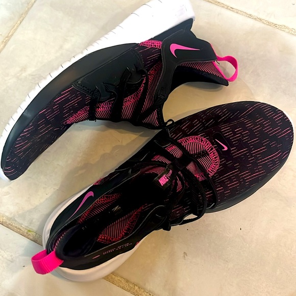 Pink Nikes - Picture 4 of 4